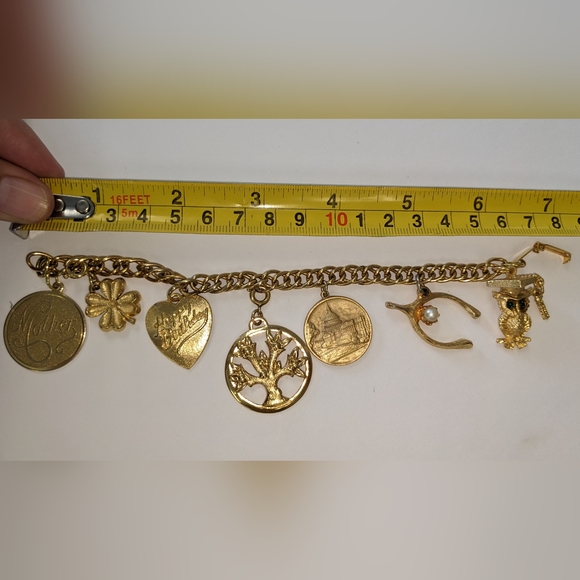 VTG GOLD TONE FAUX PEARL & RHINESTONE CHUNKY CHARM BRACELET - Picture 2 of 10